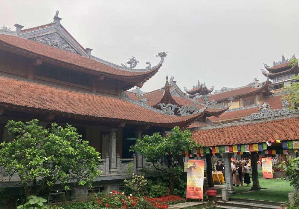 Lựa chọn trang phục phù hợp để tôn trọng không gian tâm linh.